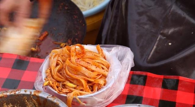 忆家的小食堂 陕西小镇上的露天小摊，30年只卖一种小吃，靠一个烂碗养活3代人