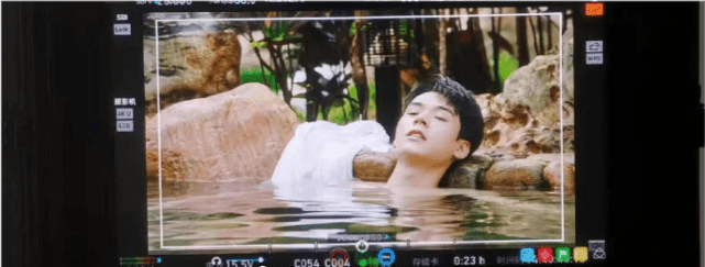 龚俊|龚俊乔欣《沉睡花园》温泉戏路透曝光，龚俊靠池边一脸享受，乔欣脸部略浮肿