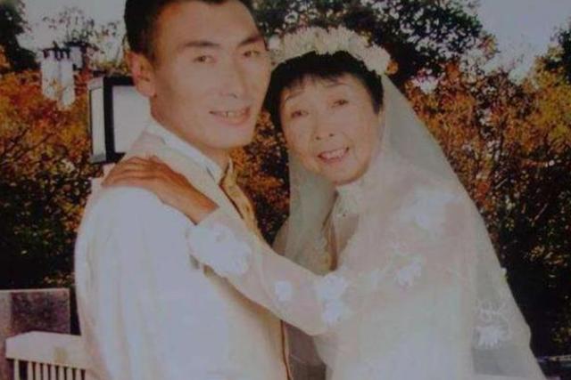 阿朱房说娱乐 当年不顾父母反对，坚持娶60岁整容老太的28岁小伙，现生活成这般