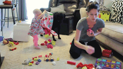 小柒育儿|wenno: 孩子喜欢扔东西?别急着捡回来,最好的应对方式是……