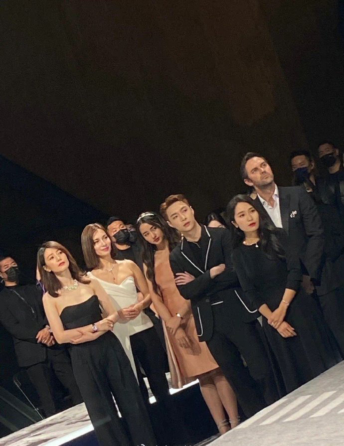 早晚时尚 新豪门姐弟CP!高圆圆张艺兴同框,生图状态丝毫看不出12岁年龄差