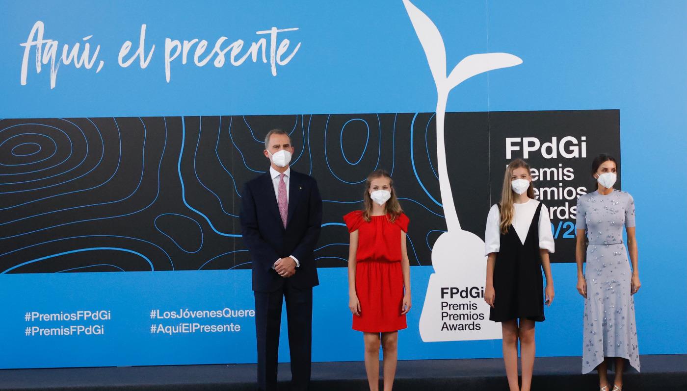 欧美时尚前线|西班牙国王一家四口全出动，莱昂诺尔一身红裙吸引全场目光