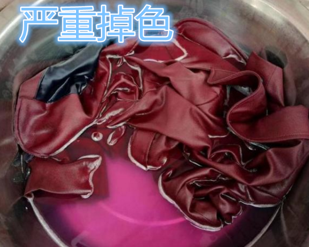 大树说教育|2000元“天价校服”引热议，穿6个月就褪色，学校的回应让人心寒