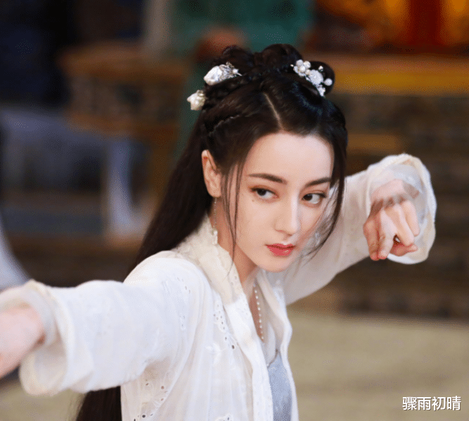 迪丽热巴|这么快就杀青了？迪丽热巴晒照庆祝，古装颜值居然如此抗打