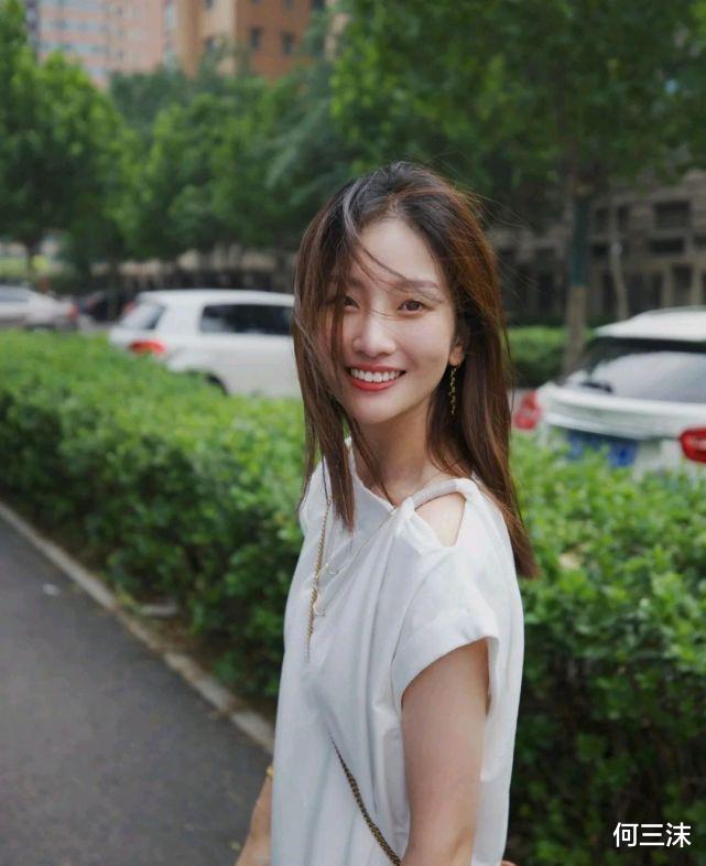 何三沫|在炎热的夏季，可以选择干干净净的穿搭，清纯又不失高级
