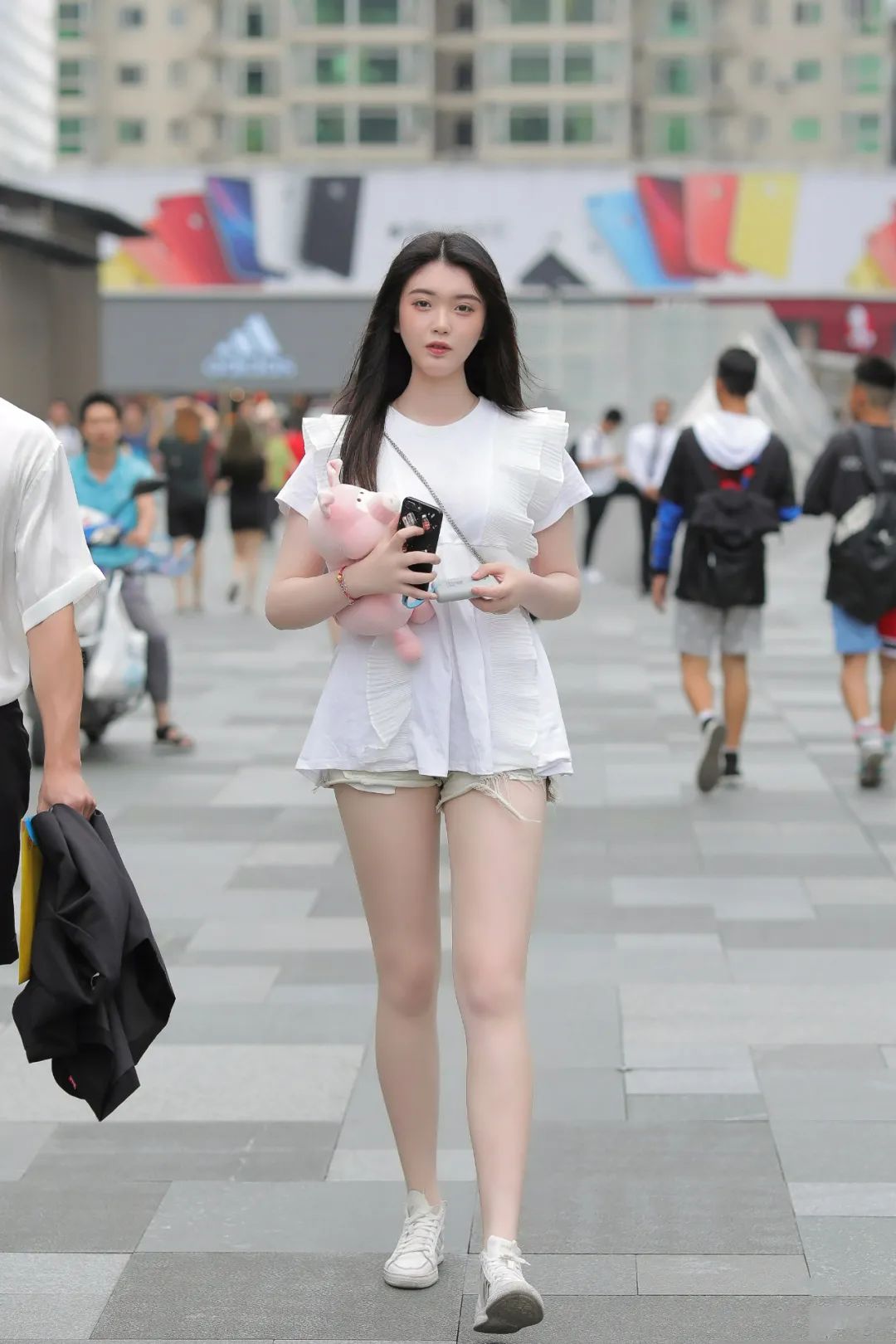 时尚穿搭女装|街拍:穿白衣的时尚女生,这大长腿太羡慕了