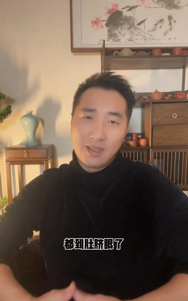 李冰冰|48岁李冰冰穿衣惹争议！深v造型太过露骨，被指衣领低到肚脐