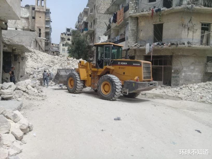 敘利亞重建：大城市阿勒頗工程機械鋪瀝青修路，碎片清理任務繁重-圖4