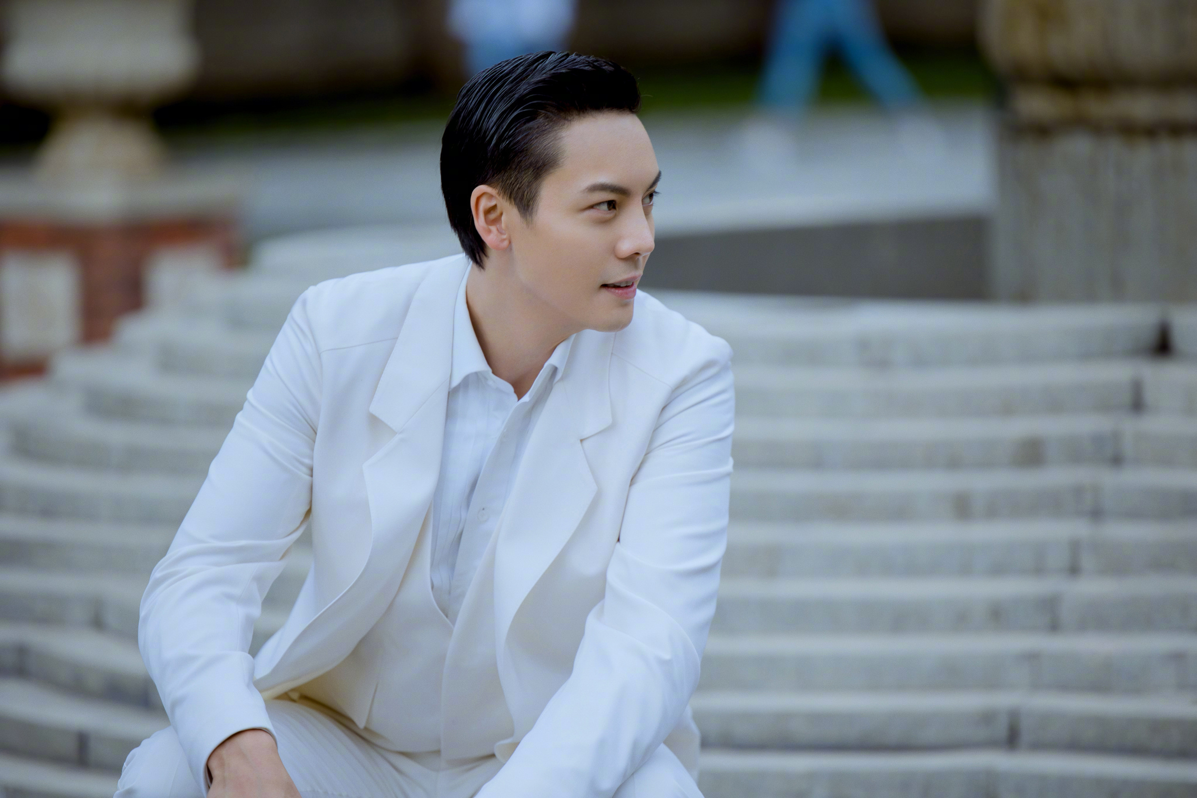 发际线|35岁陈伟霆的发型告诉我们:发际线高也能留二八斜背,而且更帅气