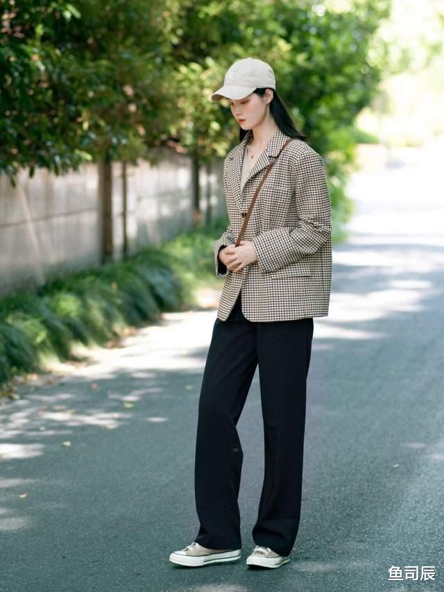 鱼司辰|秋季，建议多尝试韩系风，格子西服搭配直筒裤，简约大方不做作