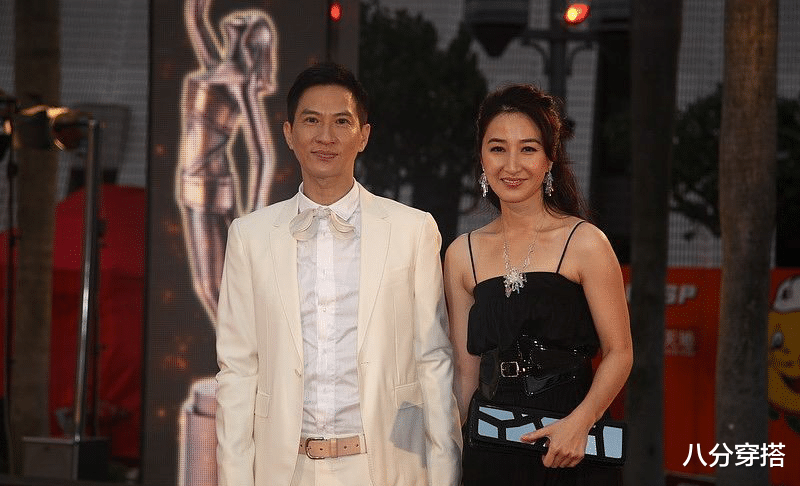 八分穿搭|关咏荷不愧是“阿姨辈翘楚”,黑色吊带连衣裙性感时髦,成熟优雅