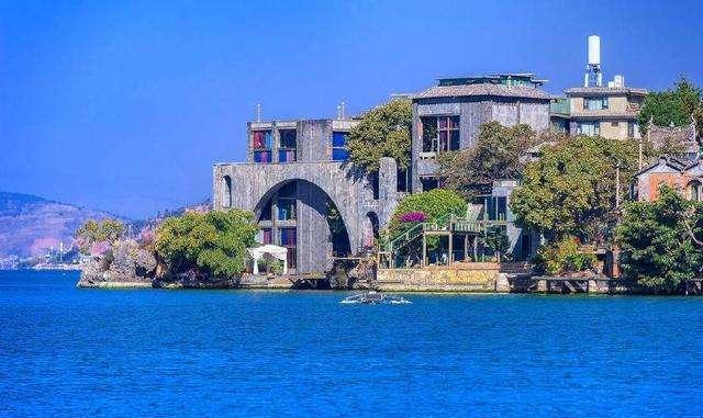 杨丽萍|杨丽萍为何十年不摘帽子？本以为是造型，结果摘下帽子后令人心疼