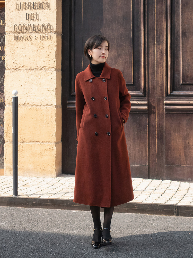 何有强 女人年过40不要刻意扮嫩,选好大衣轻松展现大女人韵味,端庄大气