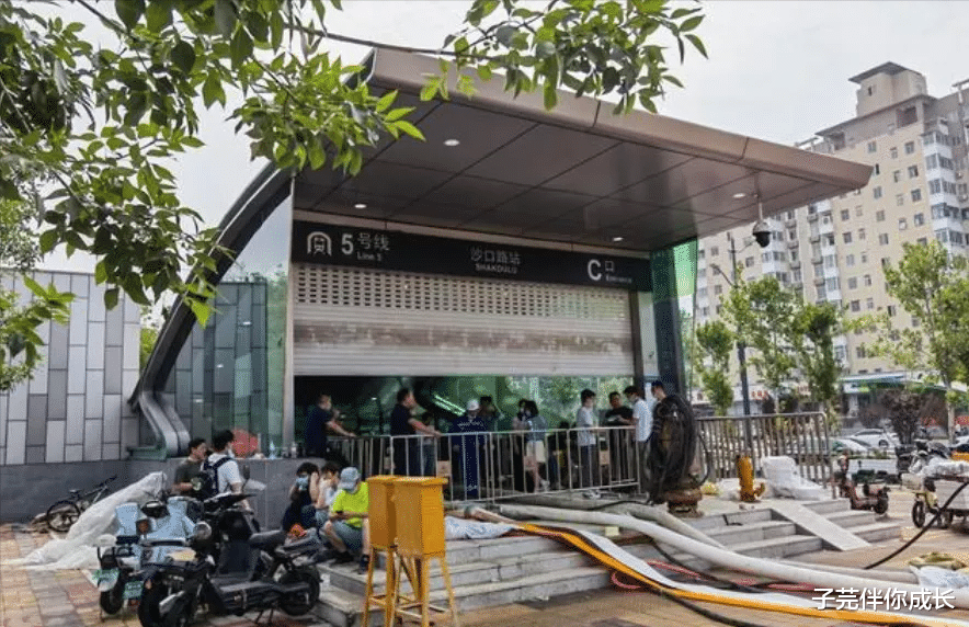 子芫伴你成长|地铁中打100个电话未接，女儿的遗言令人泪奔：妈妈，记得我爱你