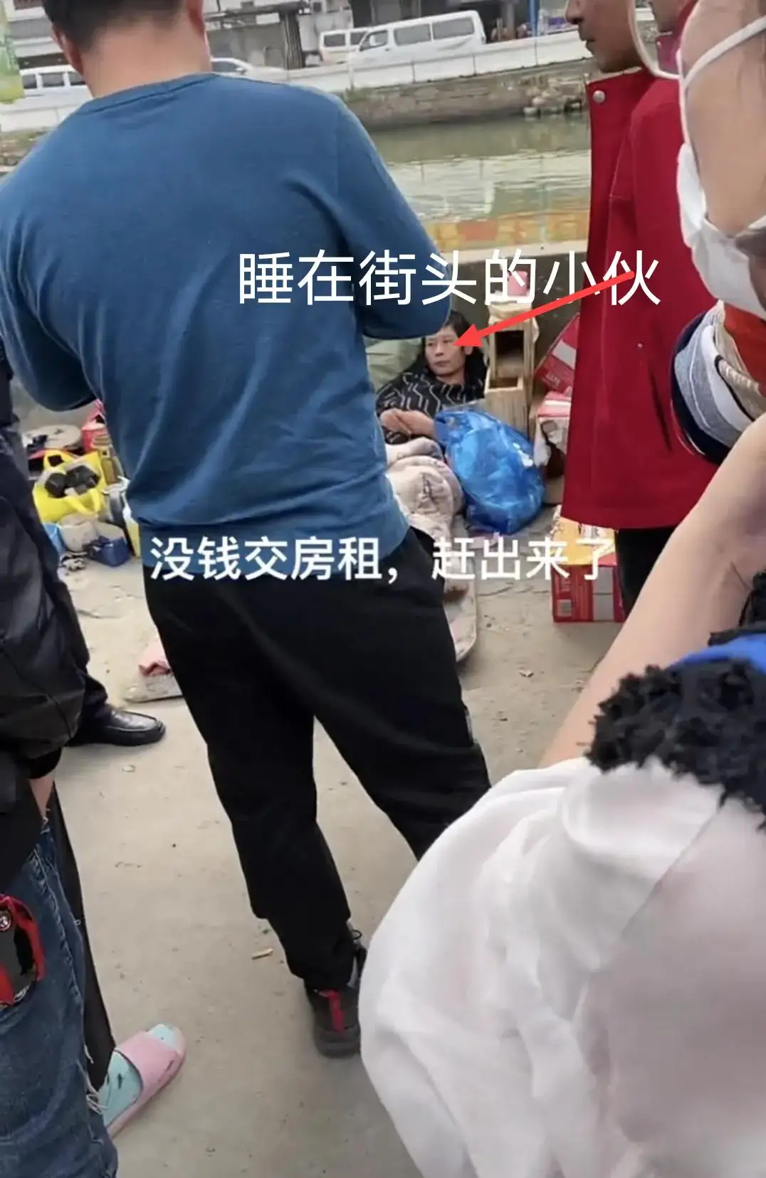 一小伙工资全打赏主播,被房东赶睡街头的事件走红网络