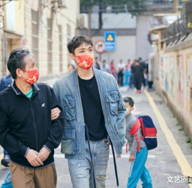 张艺兴|张艺兴成“教导主任”，和亲戚吃饭聊天劝妹妹多读书开阔眼界，正能量满满