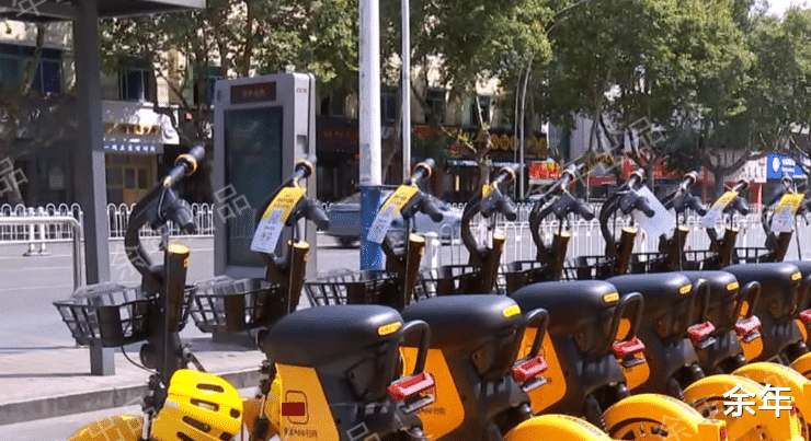 余年 张家口：大风吹倒共享电单车，砸伤私家车，“客服让我找风赔”