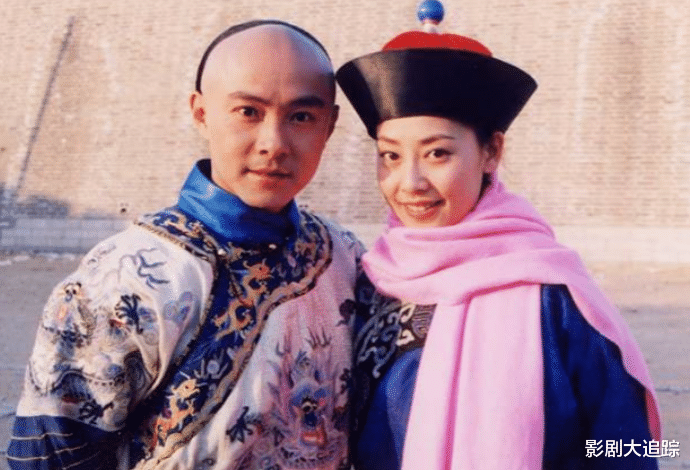 张卫健|张卫健夫妇和好友聚餐，饭桌上张茜抽烟扣鼻屎不断，粉丝：很真实