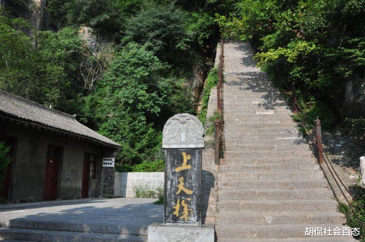 游客未出钱点香火灯被诅咒“绝后”,网友:借佛敛财,当诛!