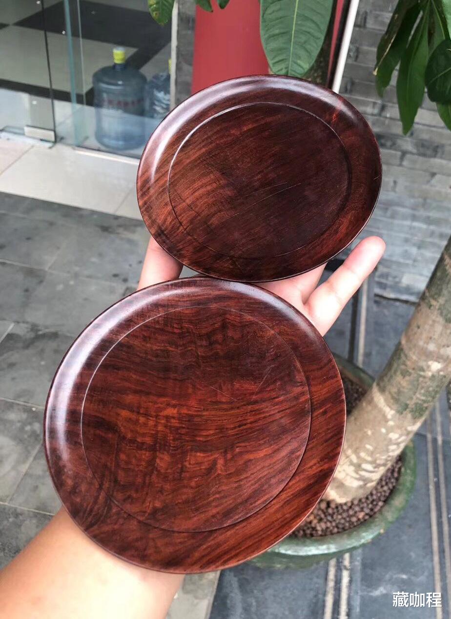 |外形惟妙惟肖，黄花梨木盘造出瓷器神韵