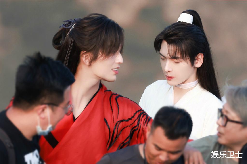 腾格尔|《吉星高照》大同杀青，翟潇闻张凌赫合影留念，谢怜比花城矮太多仪态拉胯