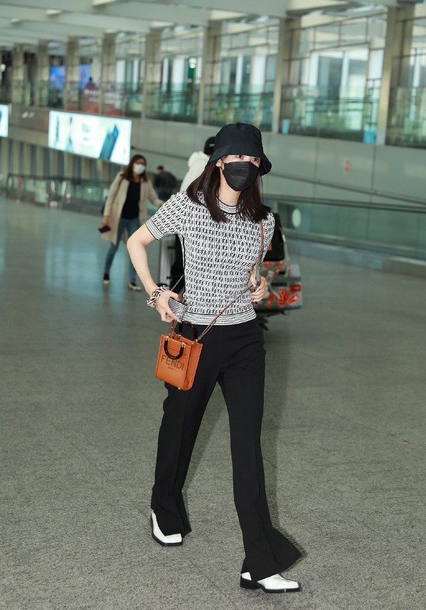 混搭时尚Anna|32岁baby参加活动太节约，穿399紧身衣配1千喇叭裤，看完想减肥了