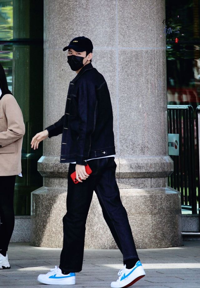 张卫健|耐克急了!34万预约实际才卖200双,明星纷纷换上国货引领新风潮