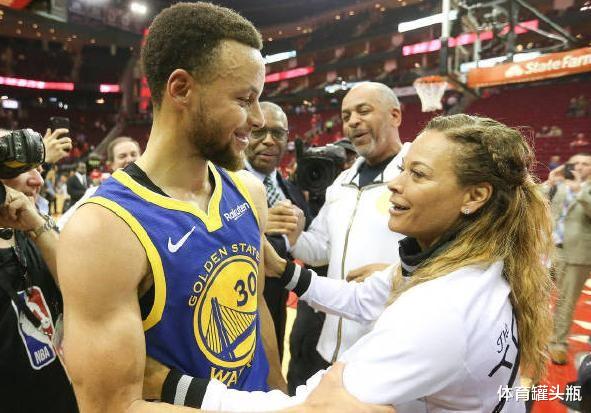 关悦|库里父亲离婚后看儿子比赛，身边美女环绕，如今单身生活太滋润