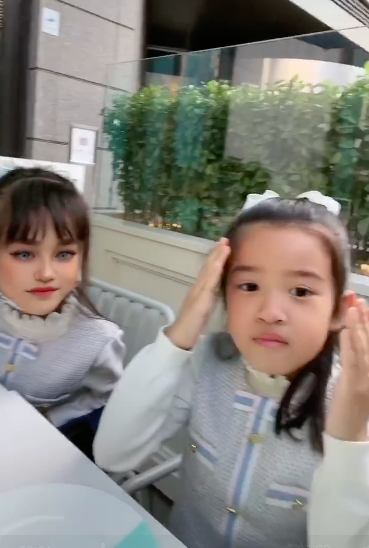 金智妮|陈晓东一家四口罕同框，小14岁护士妻子似明星，俩女儿样貌像极爸