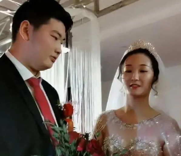 陈亚男|继陈亚男受邀拍电影后，其母亲也接拍广告，打扮精致明星范十足