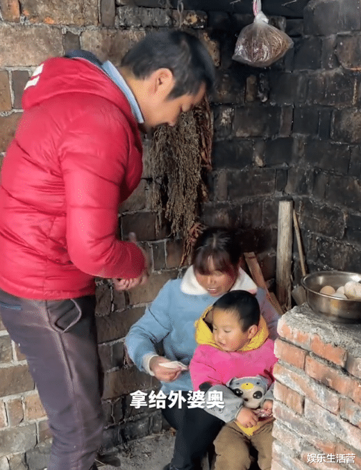 牛爱芳搬家，凭空多几套家具，万元沙发惹眼，小春花不小心说漏嘴