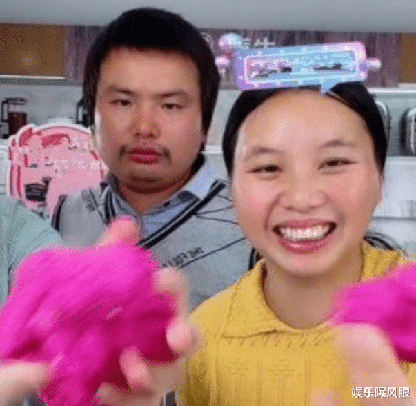 |不装了？小春花当众掀上衣，孕肚神奇“消失”，网友：怀了个哪吒