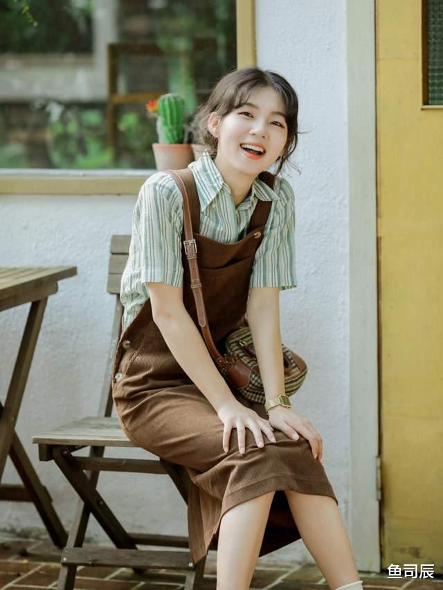 鱼司辰|会穿的人那么多，要怎样穿才不逊色呢？紫色衬衫＋ 牛仔裙简约时尚