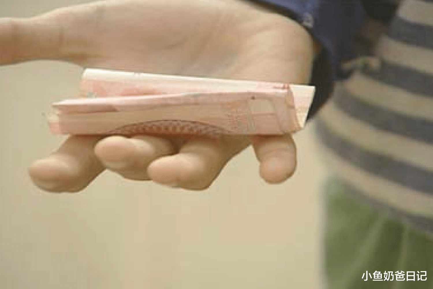 小鱼奶爸日记|孩子偷拿100元钱，被父母带去派出所“自首”，看似有效实则不妥