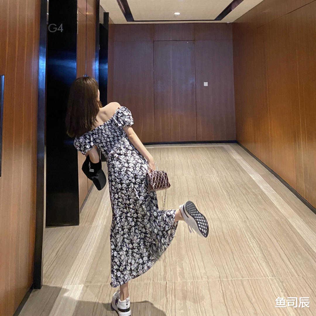 鱼司辰|美如初恋女人的穿搭技巧，T恤搭配牛仔裤开叉裙，青春感满分！
