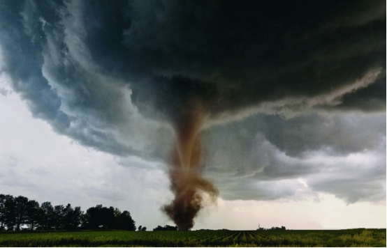 高原 青藏高原出现罕见龙卷风！一瞬间天昏地暗，犹如科幻片里的场景