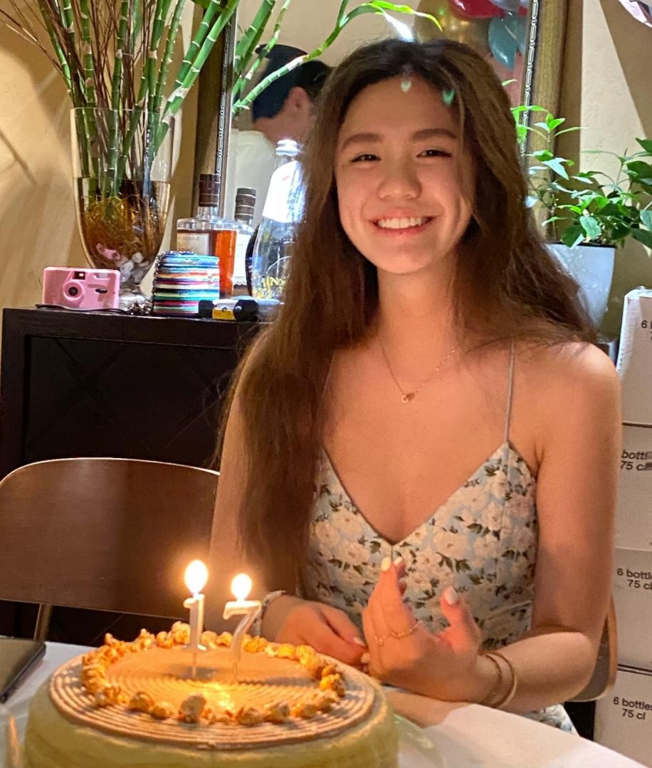 八只爪的猫|钟镇涛女儿庆生,一袭吊带裙真时尚