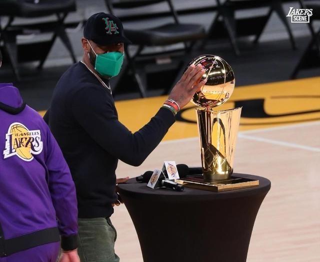 湖人队|86分！湖人打疯了，刷新队史纪录，双少合砍43分17助10板，恭喜