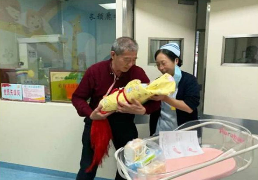 歪骆驼|保姆上位生下男婴，48岁产妇很常见，60岁大爷做爸爸不常见
