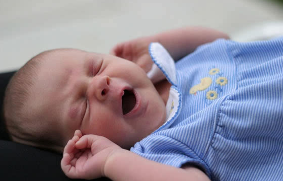 Ainee妈咪|婴儿睡后翻滚有原因，家长反思自己的带娃方式后，或许能找到答案