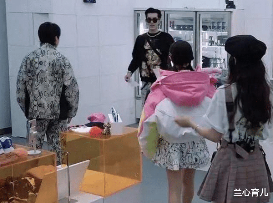 兰心育儿|吴亦凡翻车后，与17岁女孩互动被曝光，为女孩捏了一把冷汗