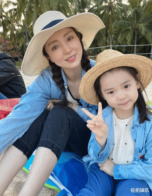 董璇|董璇晒照甜美温柔似少女，自侃是移动暖炉，超高发际线引担忧