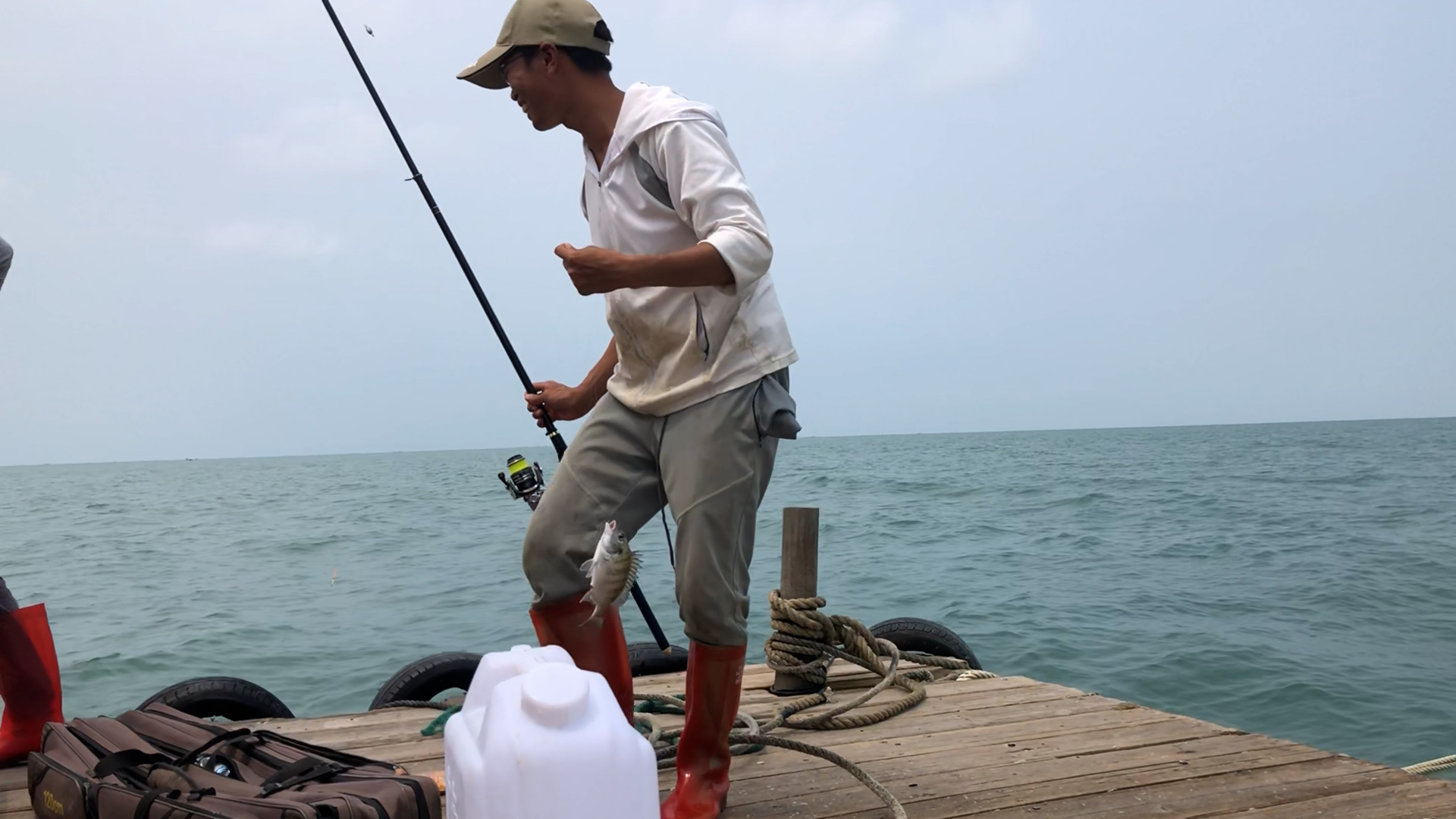 湛江|湛江钓鱼人阿智，出海遇黑鲷鱼群，一小时渔获卖500