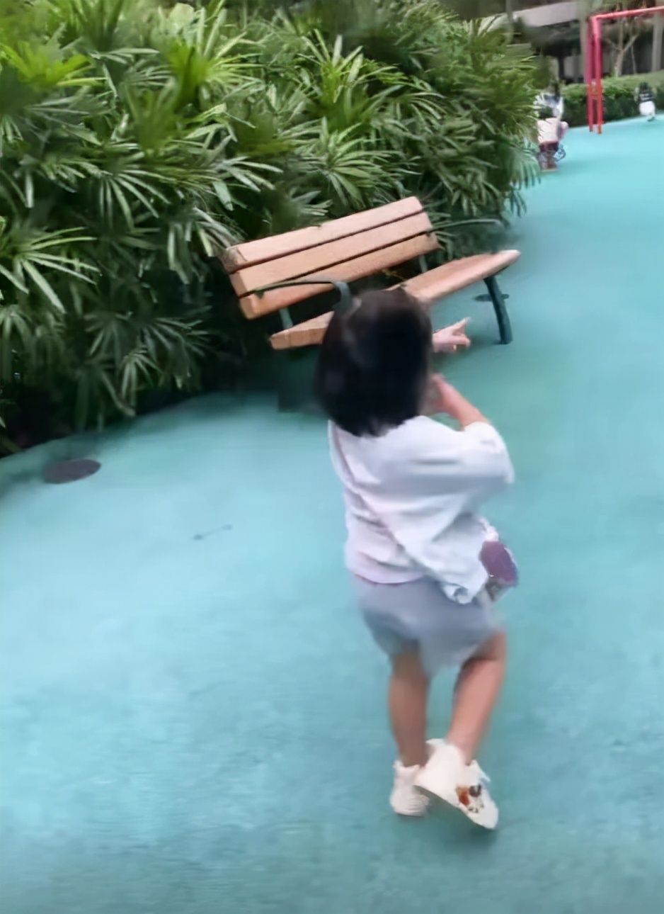 李亚男|李亚男带大女儿坐旋转木马，互动温馨有爱，和王祖蓝同台合唱超甜