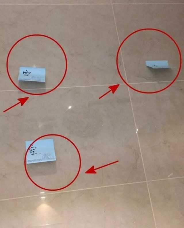 瓷砖铺贴完后,师傅用塑料瓶倒扣在缝隙处,邻居:这怕不是个新手