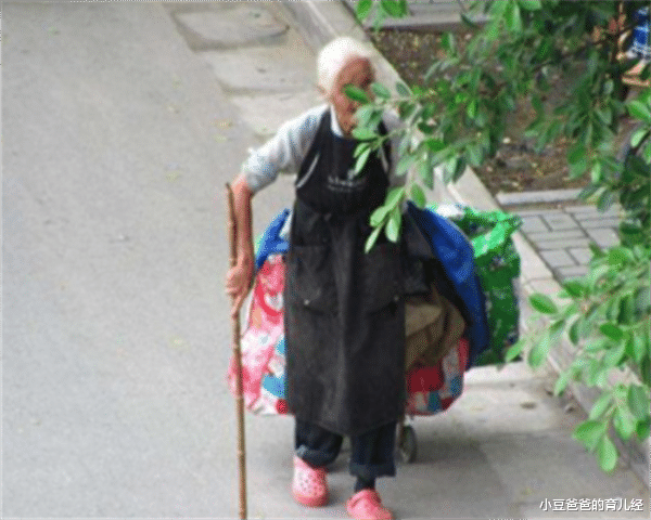 小豆爸爸的育儿经|6旬拾荒老人捡到“弃婴”，孩子考上大学后，家门前停了一排警车