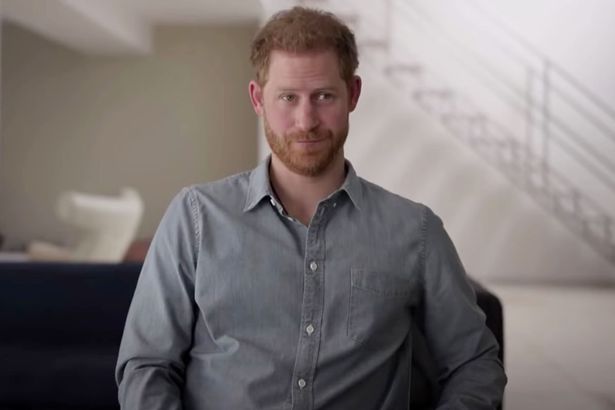 达夫观察 哈里无法忘记母亲车祸去世的记忆：她和非白人谈恋爱也罪不至死！