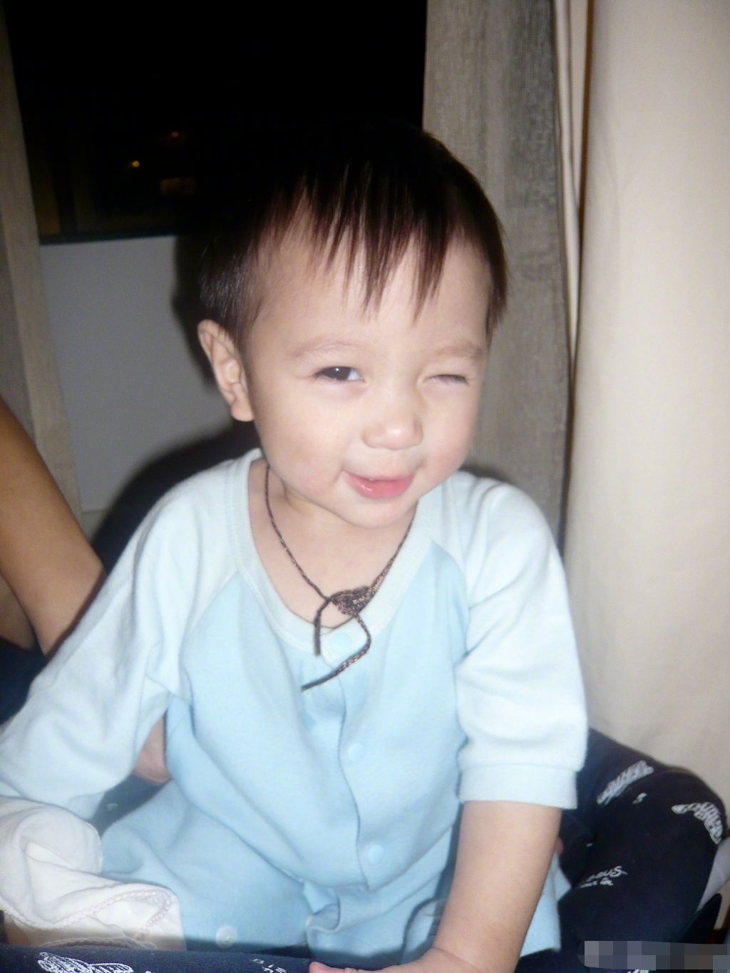 张慕童|张智霖15岁儿子晒照，与金发美女同游迪士尼，贴身合影引热议