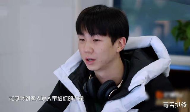 白举纲|28岁白举纲大方承认已婚，晒出与妻子背影合照，画面温馨幸福