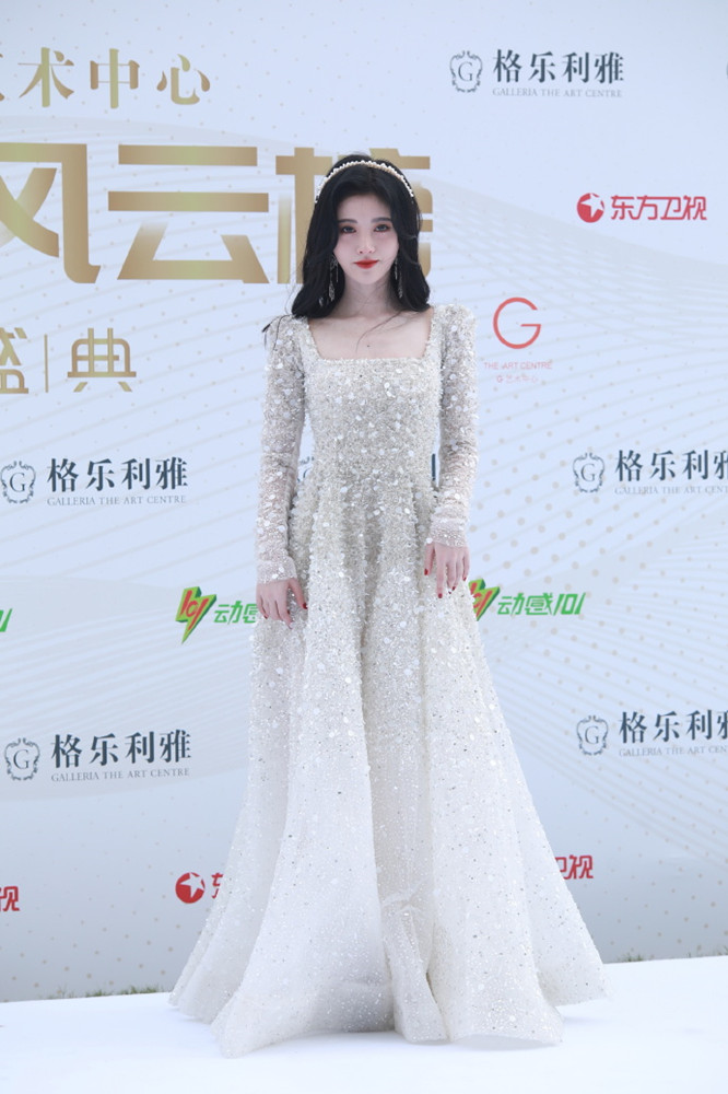猫姐穿搭经|鞠婧祎太刻意了，穿方领裙走红毯腰线提得老高，为显高真挺拼的